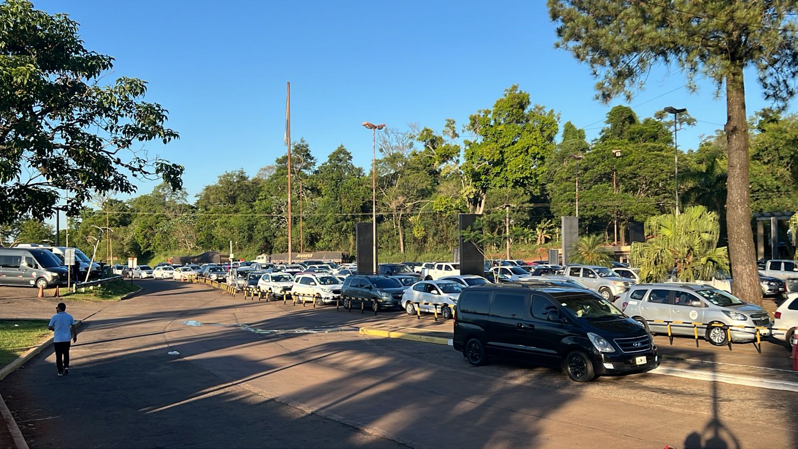 Intenso movimiento turístico en la triple frontera por el fin de semana largo y el Black Friday en Ciudad Del Este