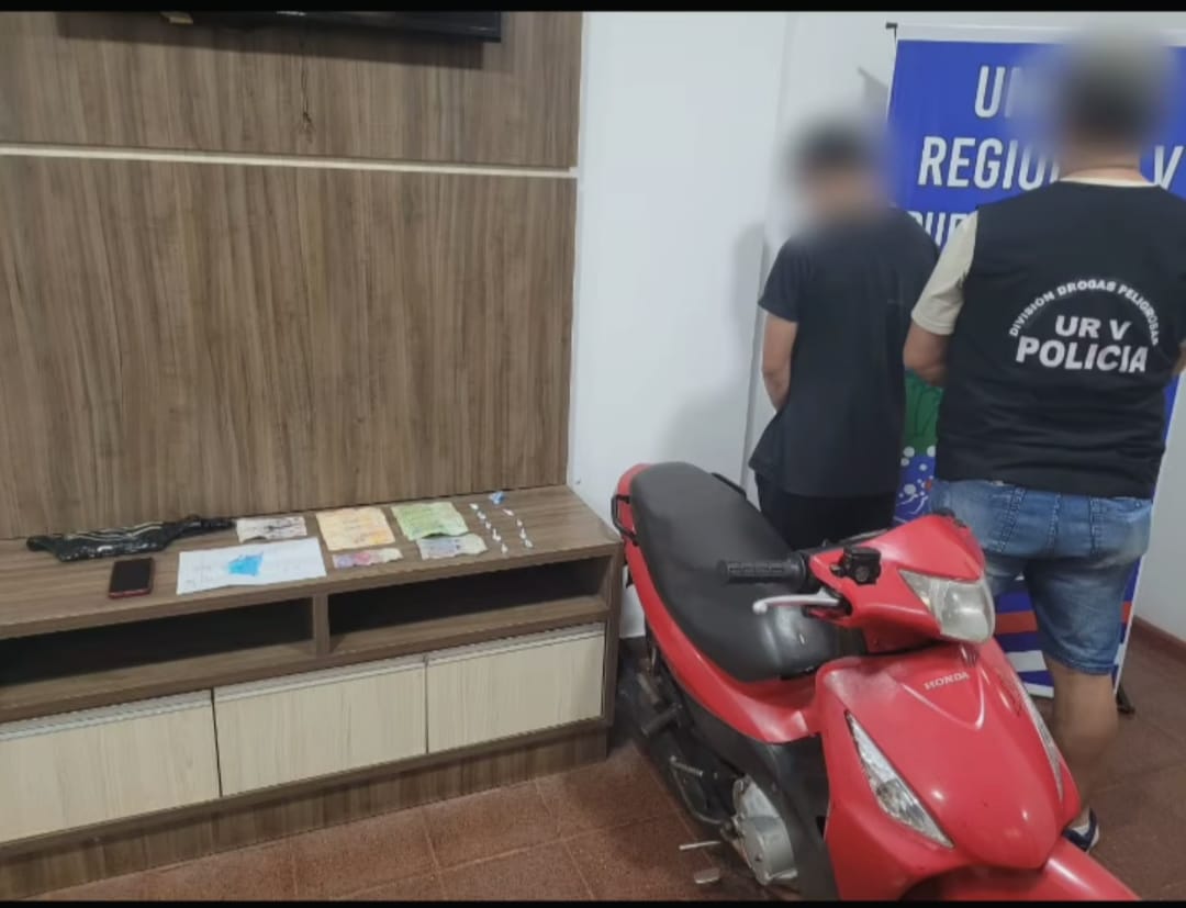 Detienen a narcodelivery con envoltorios de cocaína y dinero en efectivo en barrio Bicentenario