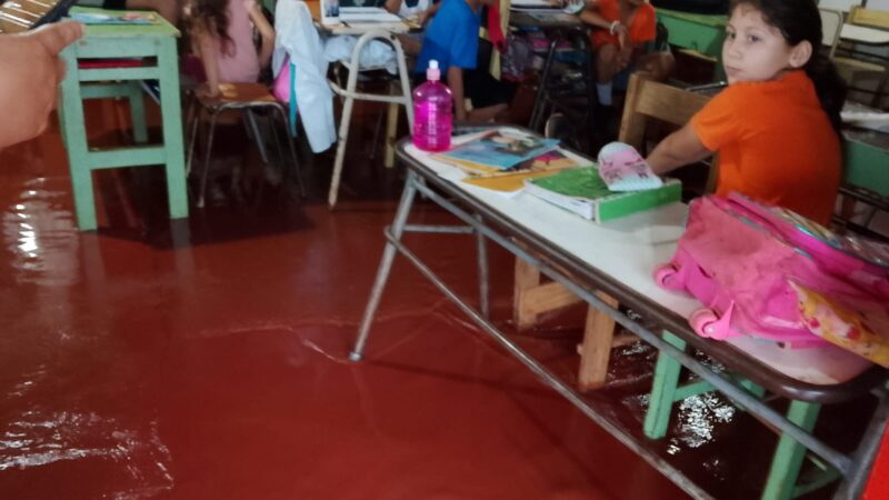 Temporal: barrios inundados y los alumnos de la escuela 954 debieron subir a las mesas