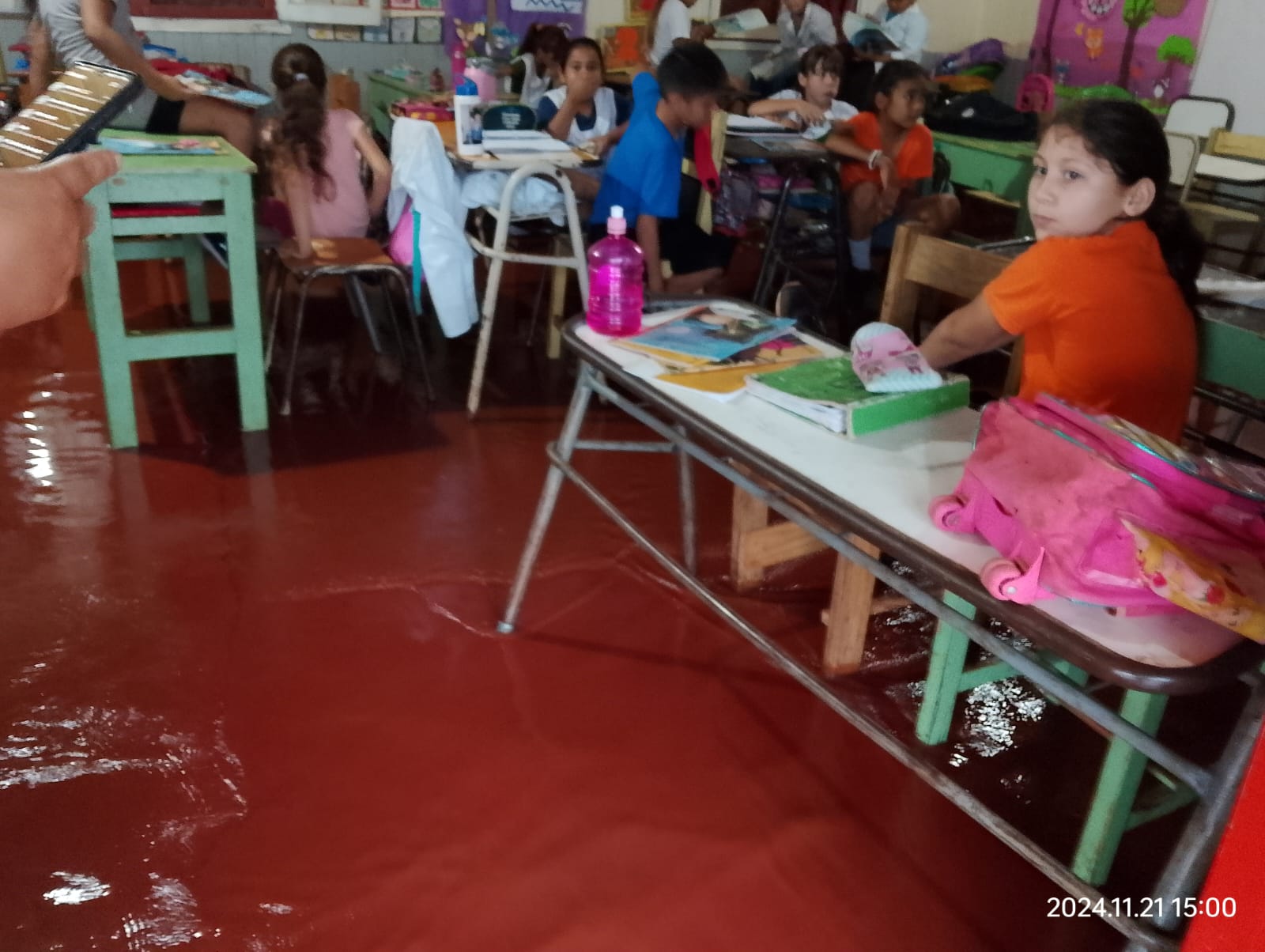Temporal: barrios inundados y los alumnos de la escuela 954 debieron subir a las mesas