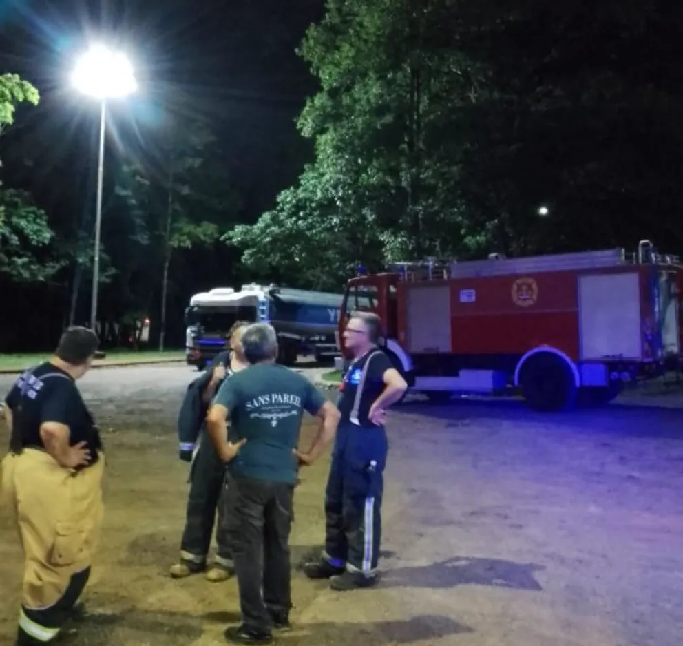 Daños y perdida de combustible de un camión cisterna tras una colisión