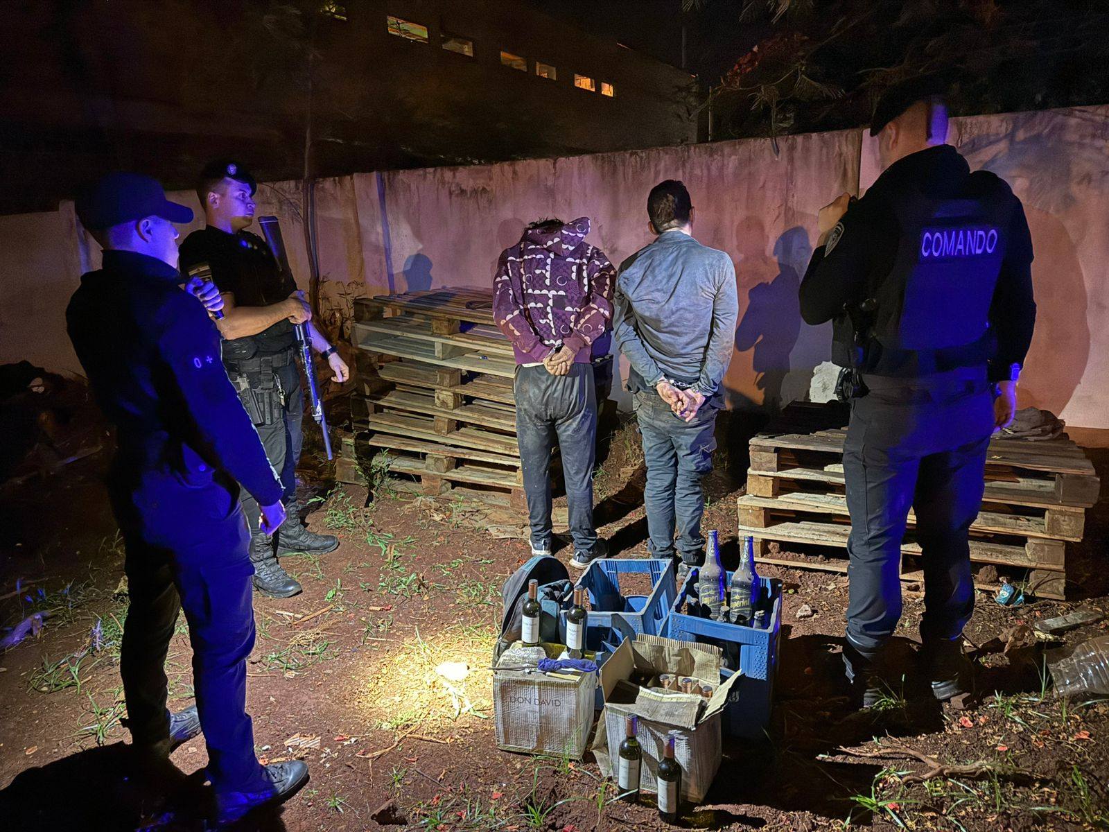 Duo fue detenido en pleno robo a un depósito de vinos en la modalidad «boquetero»