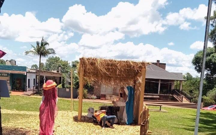 Borracho se quedó dormido en el pesebre navideño de una plaza en Campo Viera