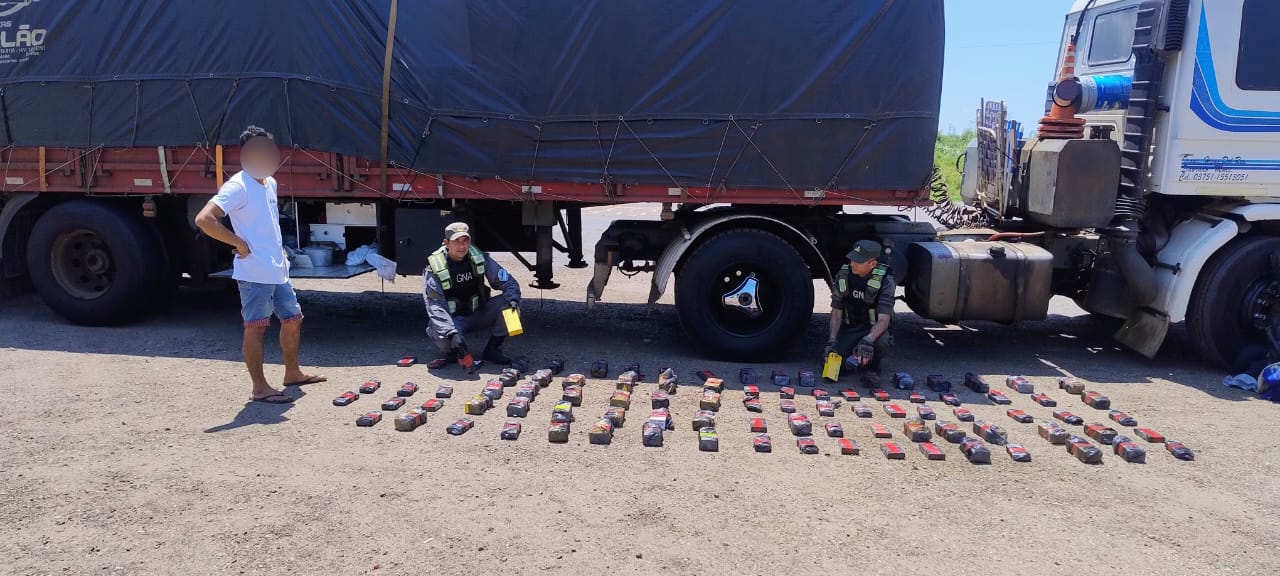 Camionero salió de Foz do Iguazú con 94 teléfonos escondidos en el doble fondo de la cabina