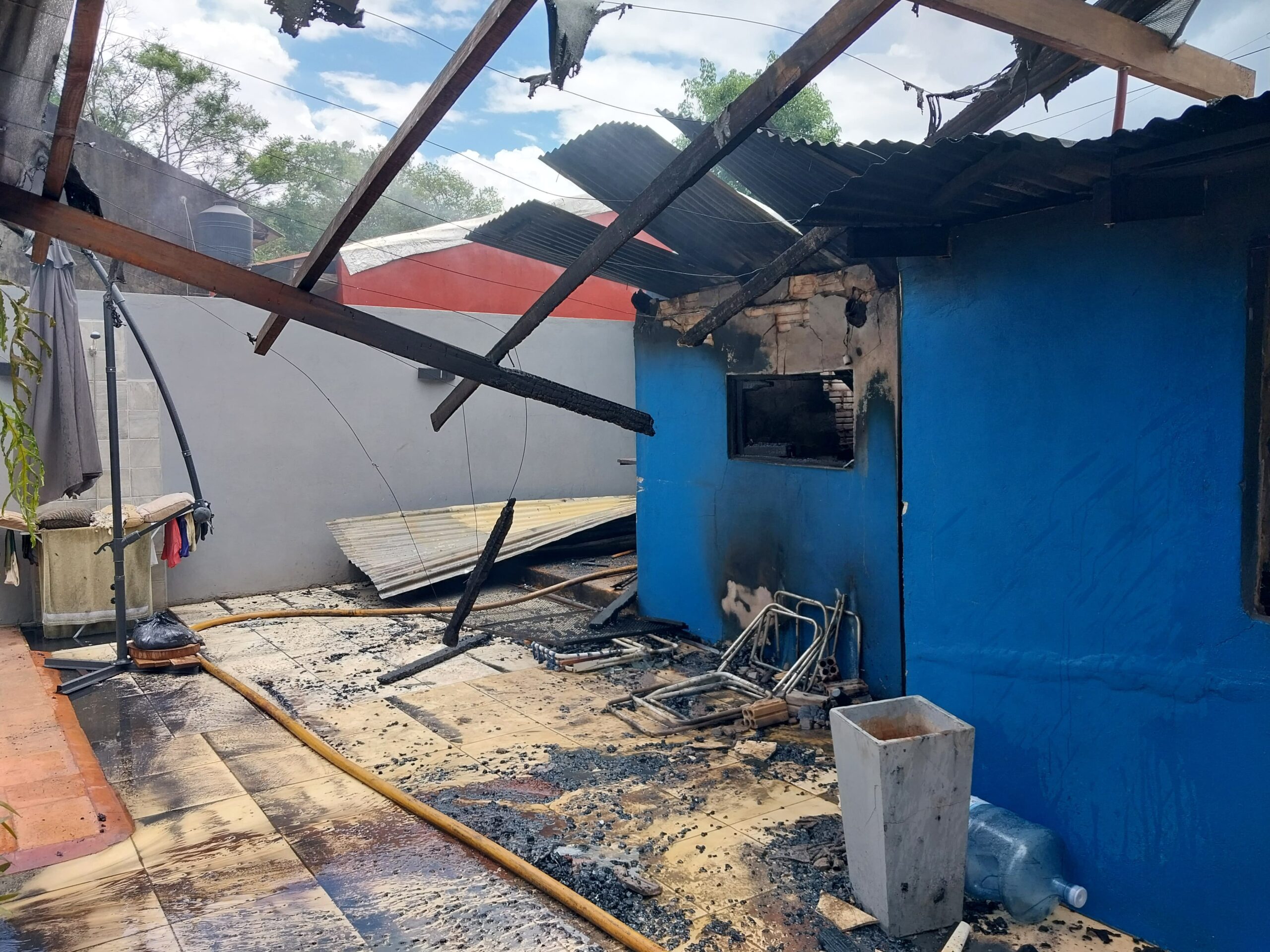 Inician colecta para ayudar a una familia que se quedó con lo puesto tras un incendio