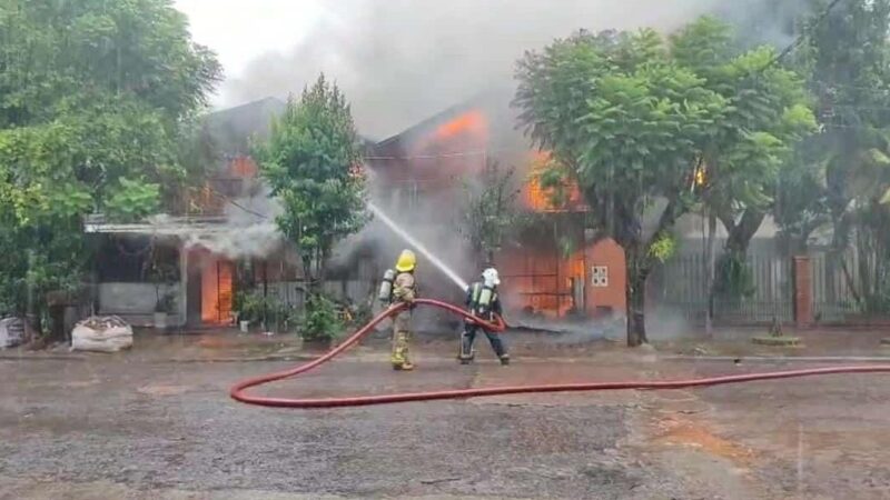 Voraz incendio consumió una vivienda y un inquilinato en Iguazú