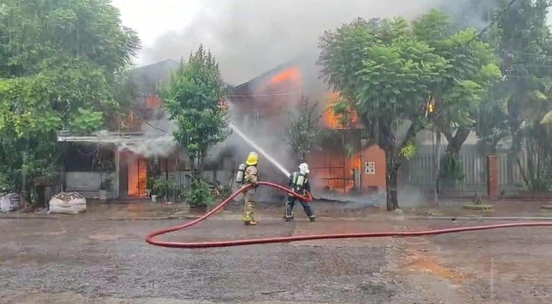 Voraz incendio consumió una vivienda y un inquilinato en Iguazú