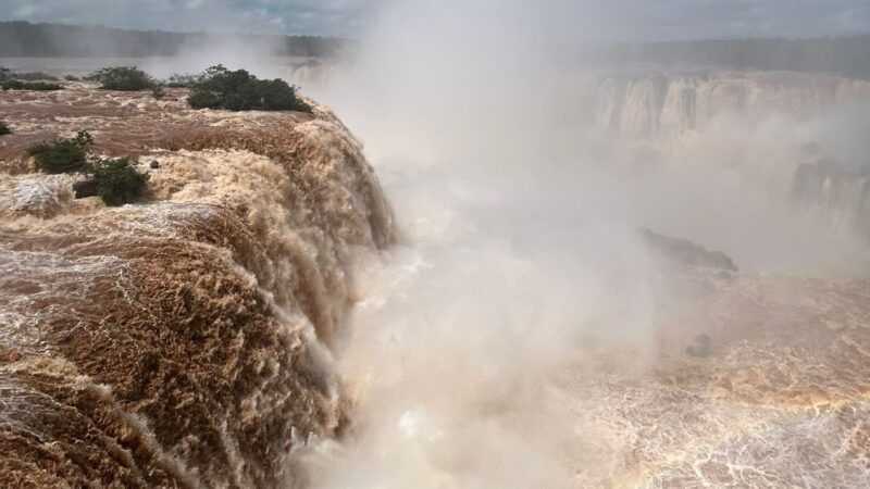 Comienza a bajar el rio Iguazú y del lado brasileño habilitan la pasarela hacia Garganta del diablo