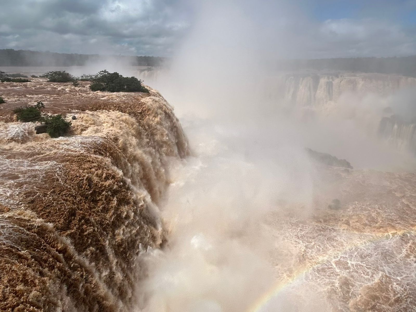 Comienza a bajar el rio Iguazú y del lado brasileño habilitan la pasarela hacia Garganta del diablo