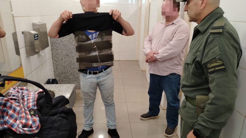 Puerto Iguazú: Paraguayos llevaban adosados al cuerpo 120 celulares.