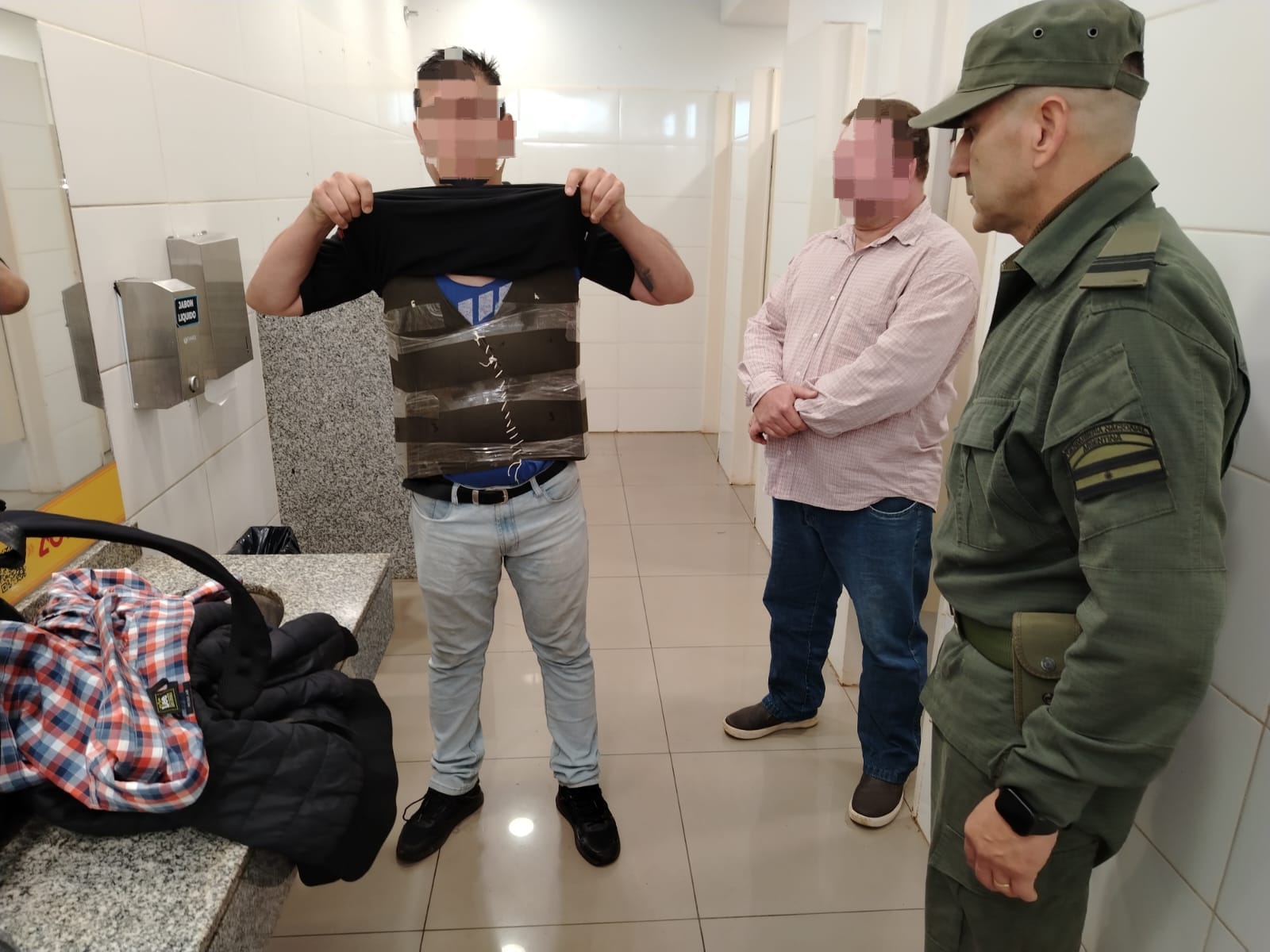 Puerto Iguazú: Paraguayos llevaban adosados al cuerpo 120 celulares.