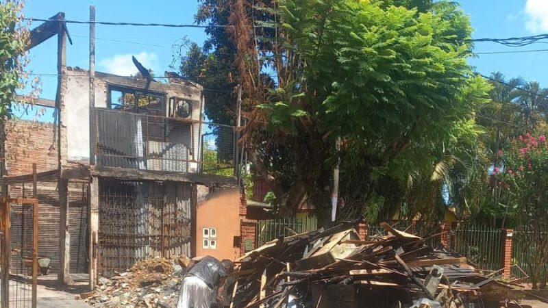 Iguazú: Cansado de esperar la ayuda de la Municipalidad comenzó a sacar la basura a la calle