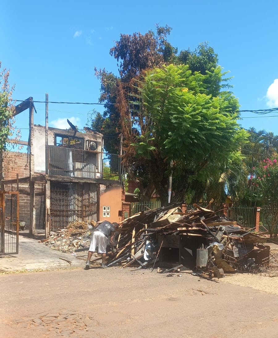 Iguazú: Cansado de esperar la ayuda de la Municipalidad comenzó a sacar la basura a la calle