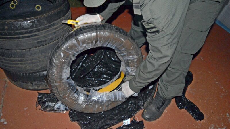 Incautaron bultos de cubiertas usadas con droga acondicionada