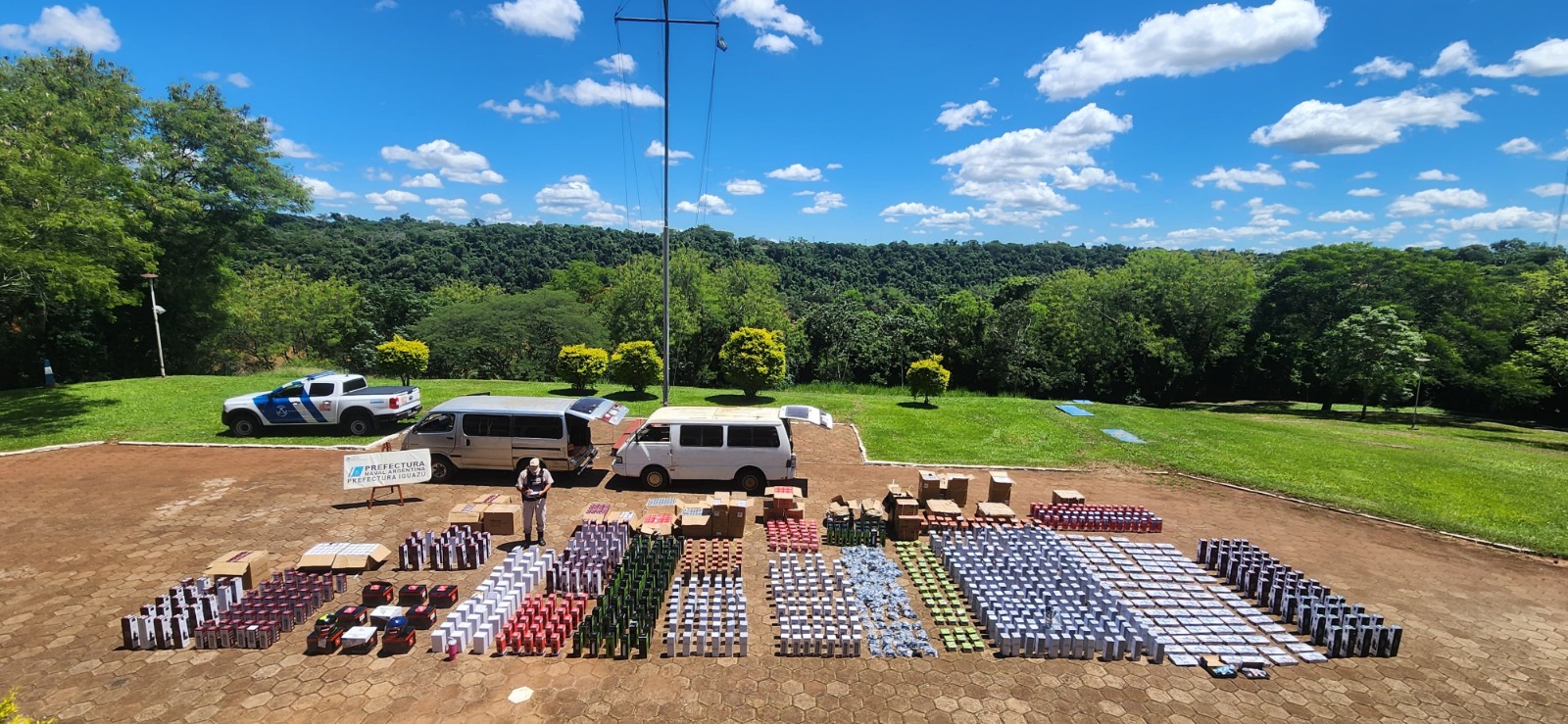 Interceptaron dos paraguayos con cigarrillos y mercadería ilegal y los expulsaron del país