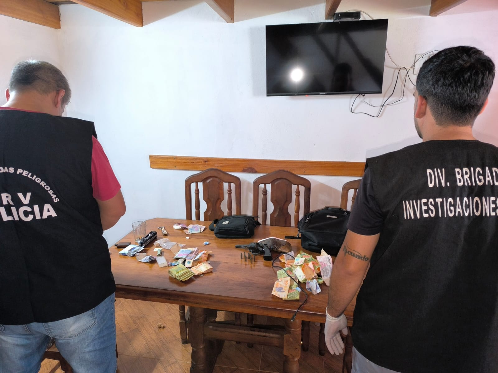 Pareja investigada por robo millonario poseía dosis de cocaína y pedra: fueron detenidos