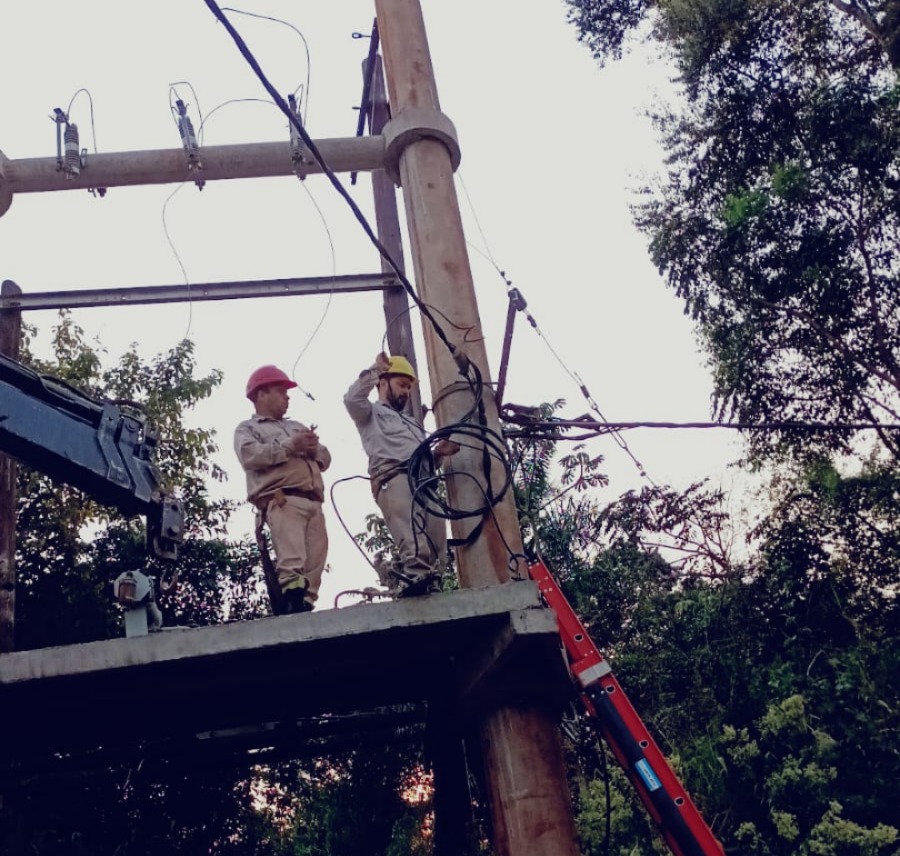 Denuncian que personas ignoradas intentaron “colgarse” a la red eléctrica dejando a barrios sin energía
