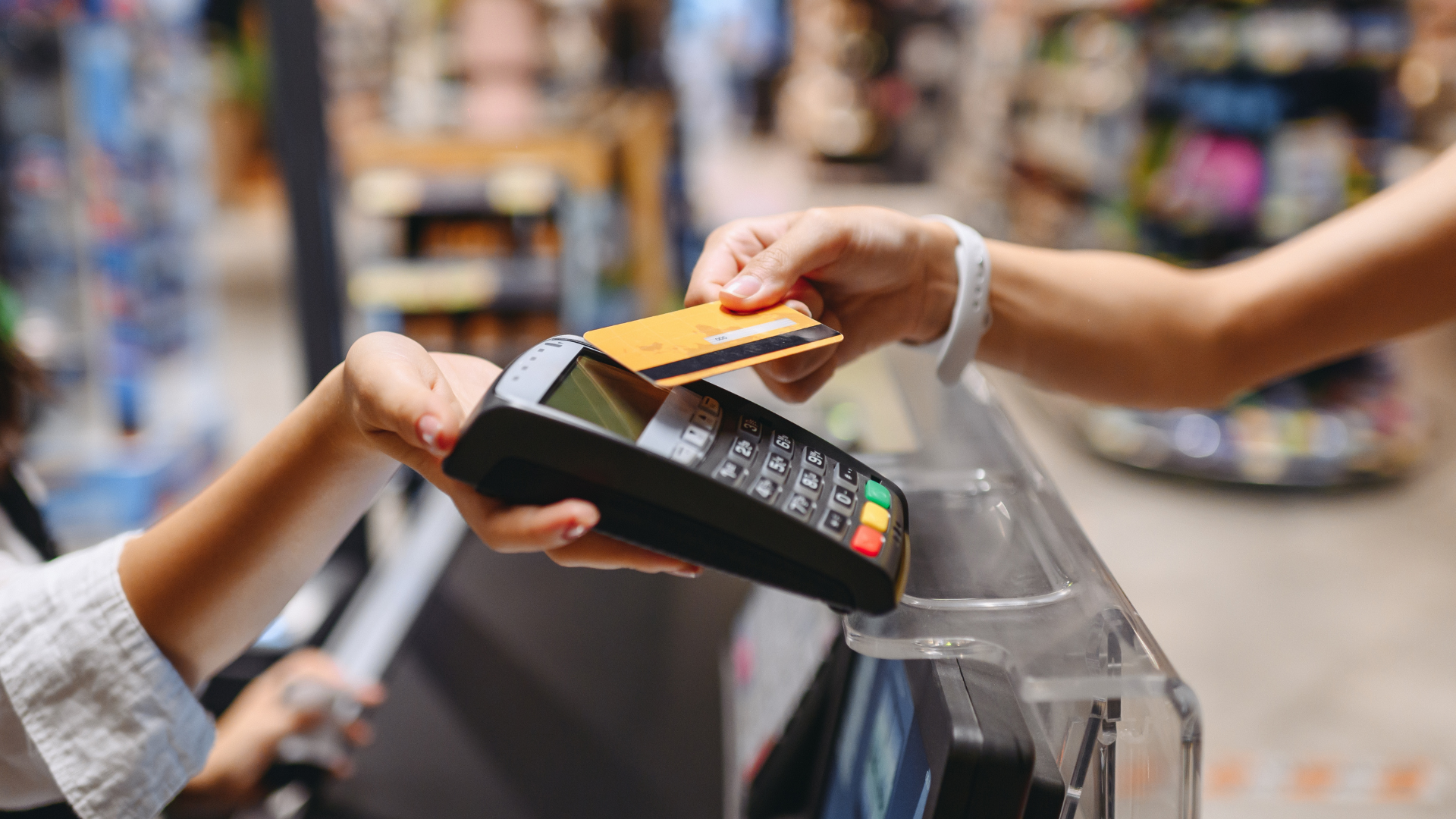 Perdió su tarjeta, gastaron su dinero y acusó a los comercios de fraude pero ¿Qué dice la normativa vigente?