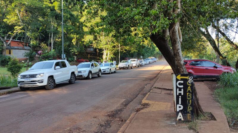 Iguazú: intenso movimiento para salir del país por balsa
