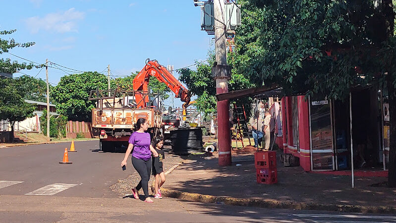Reemplazan más de 30 postes de madera por hormigón en distintos barrios de Iguazú