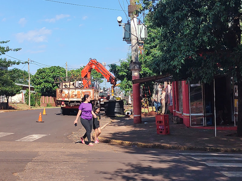 Reemplazan más de 30 postes de madera por hormigón en distintos barrios de Iguazú