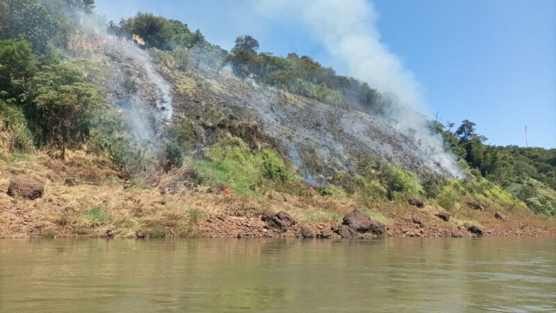 Bomberos de Iguazú trabajaron 4 horas para extinguir un incendio de pastizales en la costa del rio Paraná