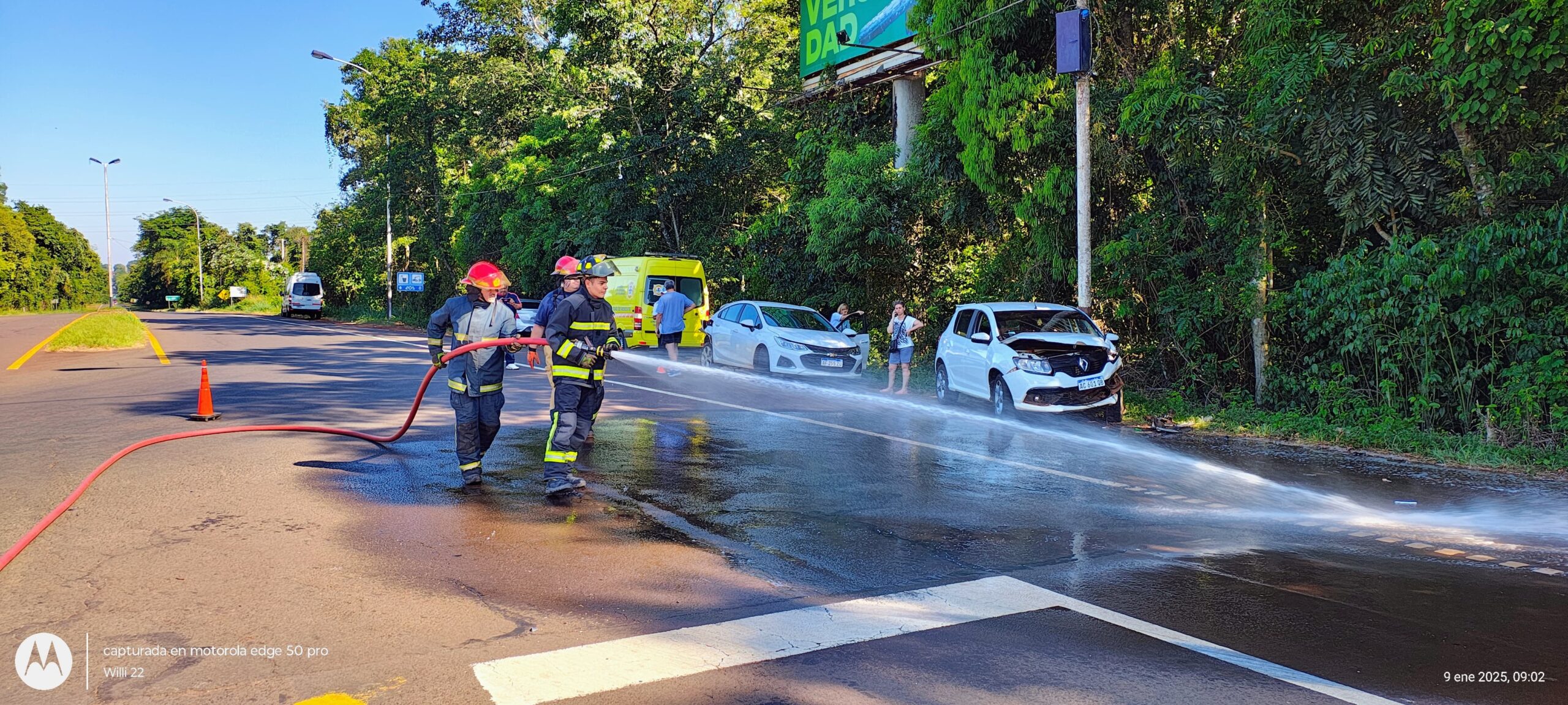 Iban camino a cataratas y colisionaron en el cruce de la 12 con la 101