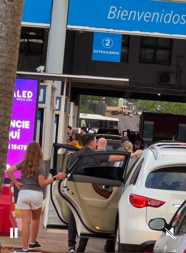 Un vehículo brasileño colisionó a una motocicleta, hubo una discusión y agredieron a la conductora