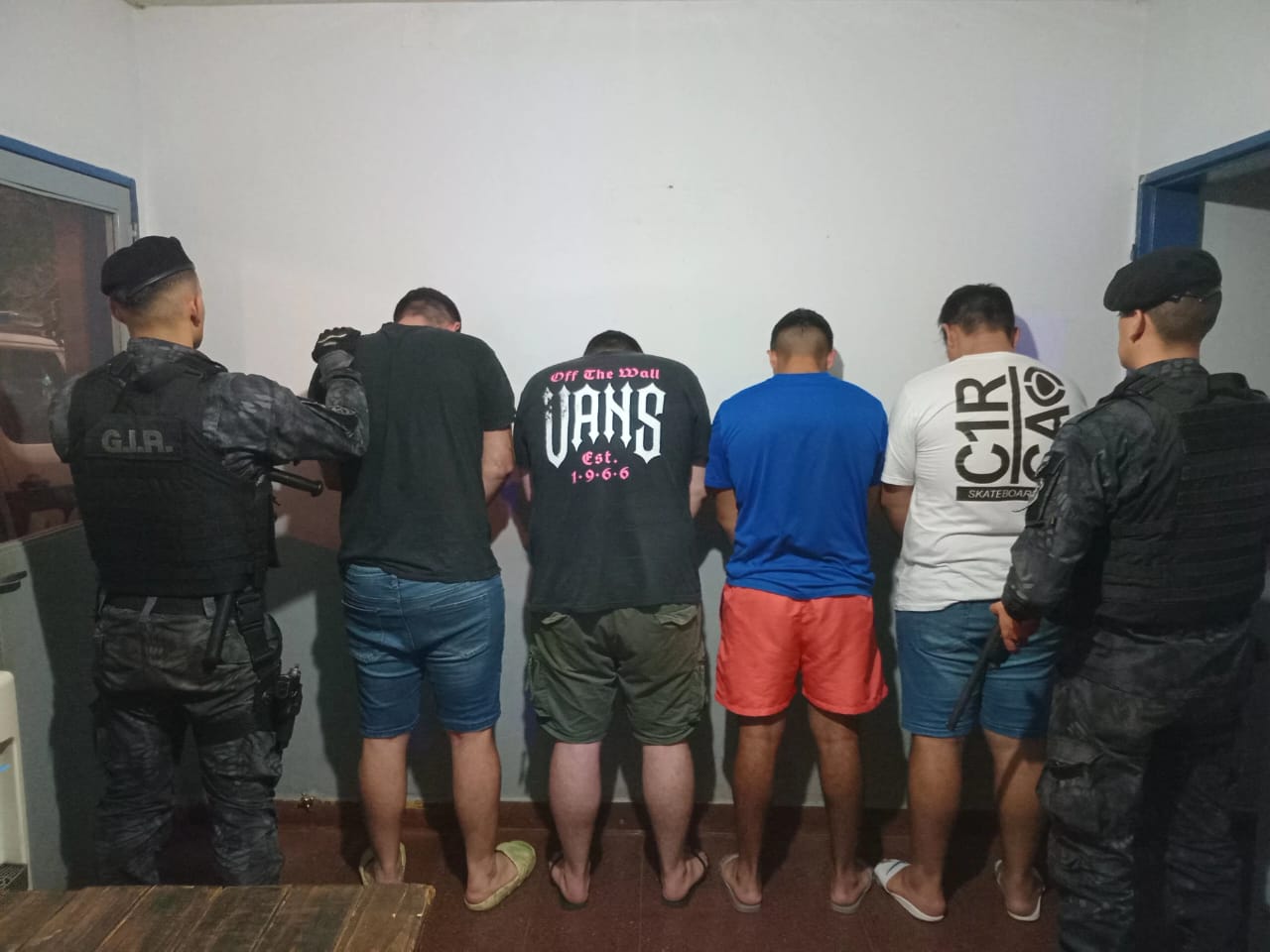 Cuatro jóvenes demorados tras intimidar a vecinos con pistolas de hidrogel