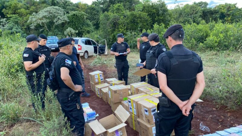 Pareja de iguazuense quedaron empantanados en un camino vecinal y fueron sorprendidos con contrabando
