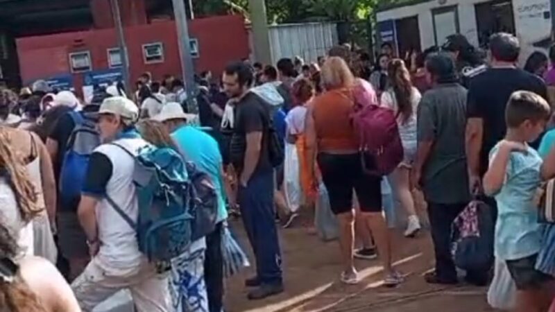 Caos en el centro de frontera de Iguazú, tras el corte de energía no cuentan con sistema para el trámite migratorio