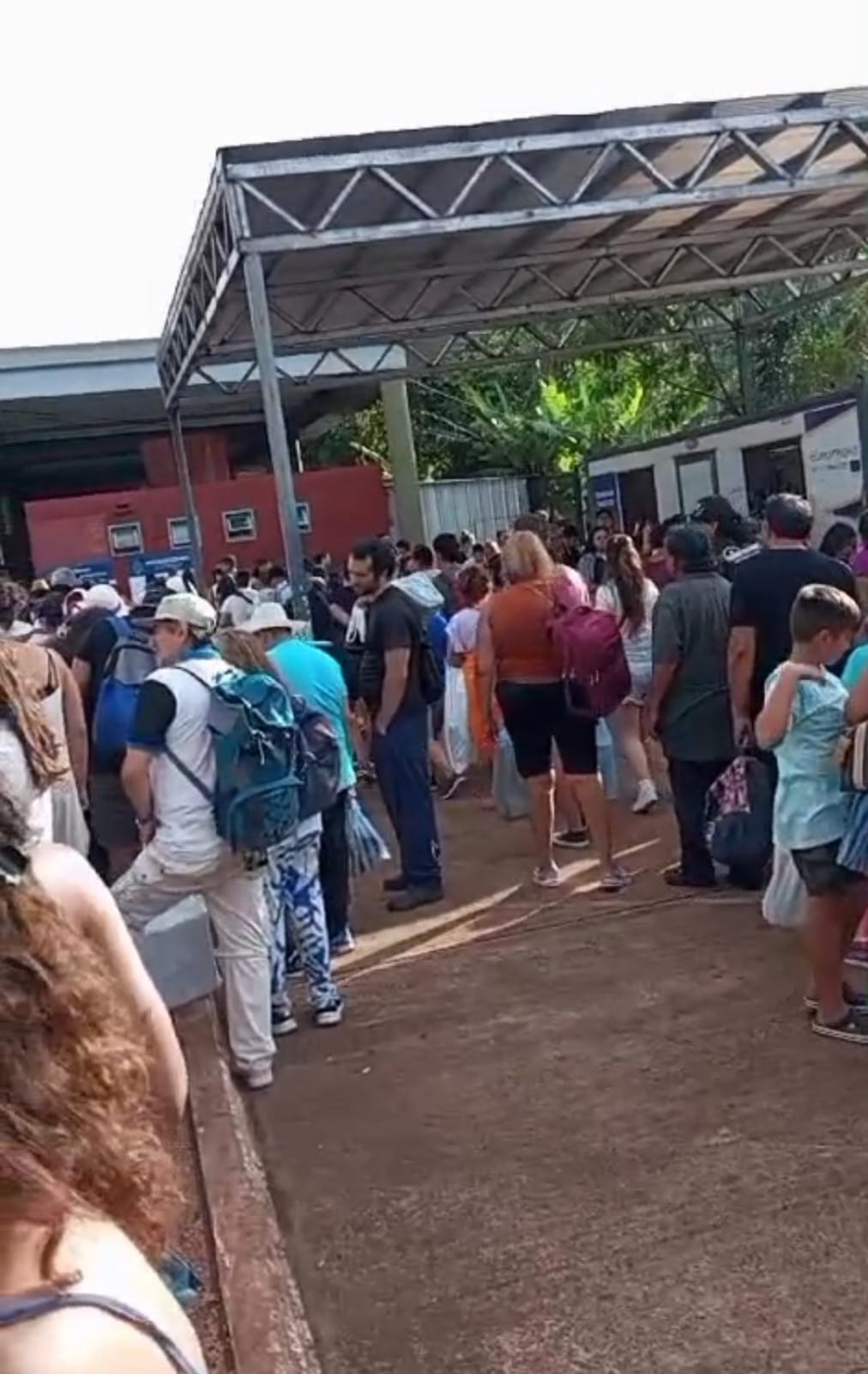 Caos en el centro de frontera de Iguazú, tras el corte de energía no cuentan con sistema para el trámite migratorio