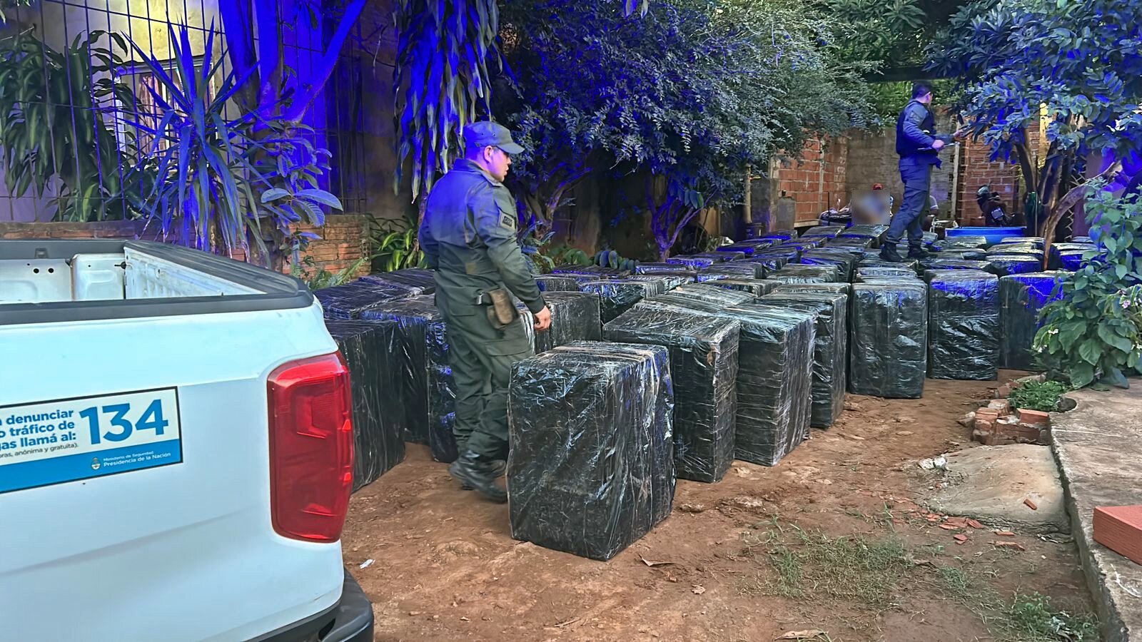 Fue descubierto, se dio a la fuga y abandonó la carga en la vivienda donde guardaban los cigarrillos