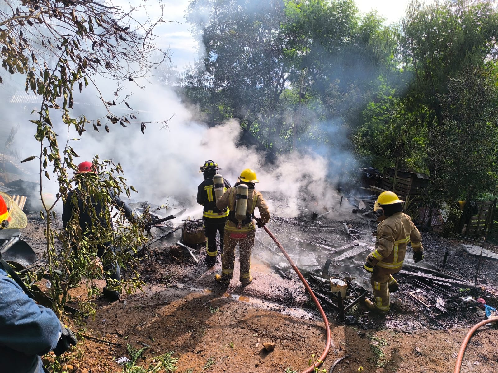 Jóvenes changarines se quedaron con lo puesto y sin su herramienta de trabajo tras un Incendio