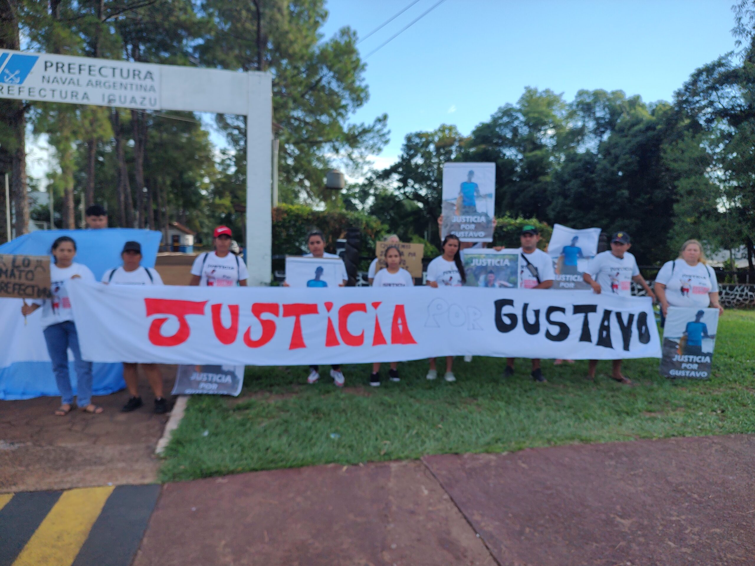 Familiares y amigos del Pescador que falleció el el ríos Paraná se manifiestan frente a Prefectura