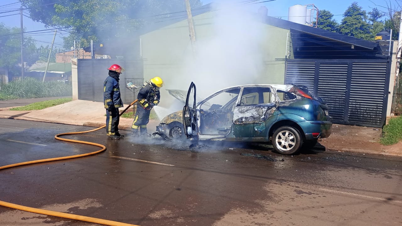 Vehículo estacionado se incendió, pese al rápido accionar, los bomberos no lograron evitar la pérdida total