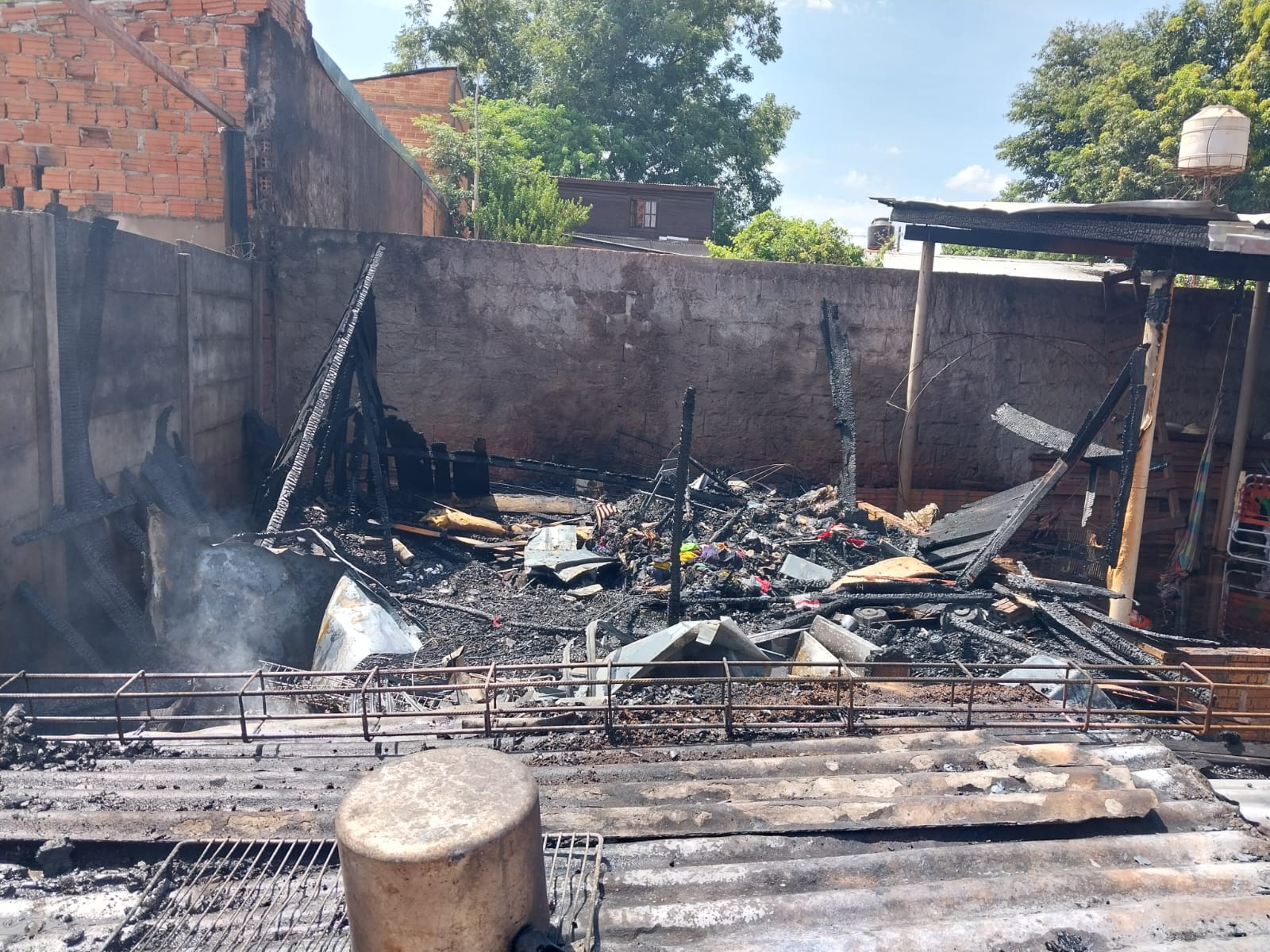 Iguazú: Incendio dejó con lo puesto a una familia y causó daños a una vivienda contigua