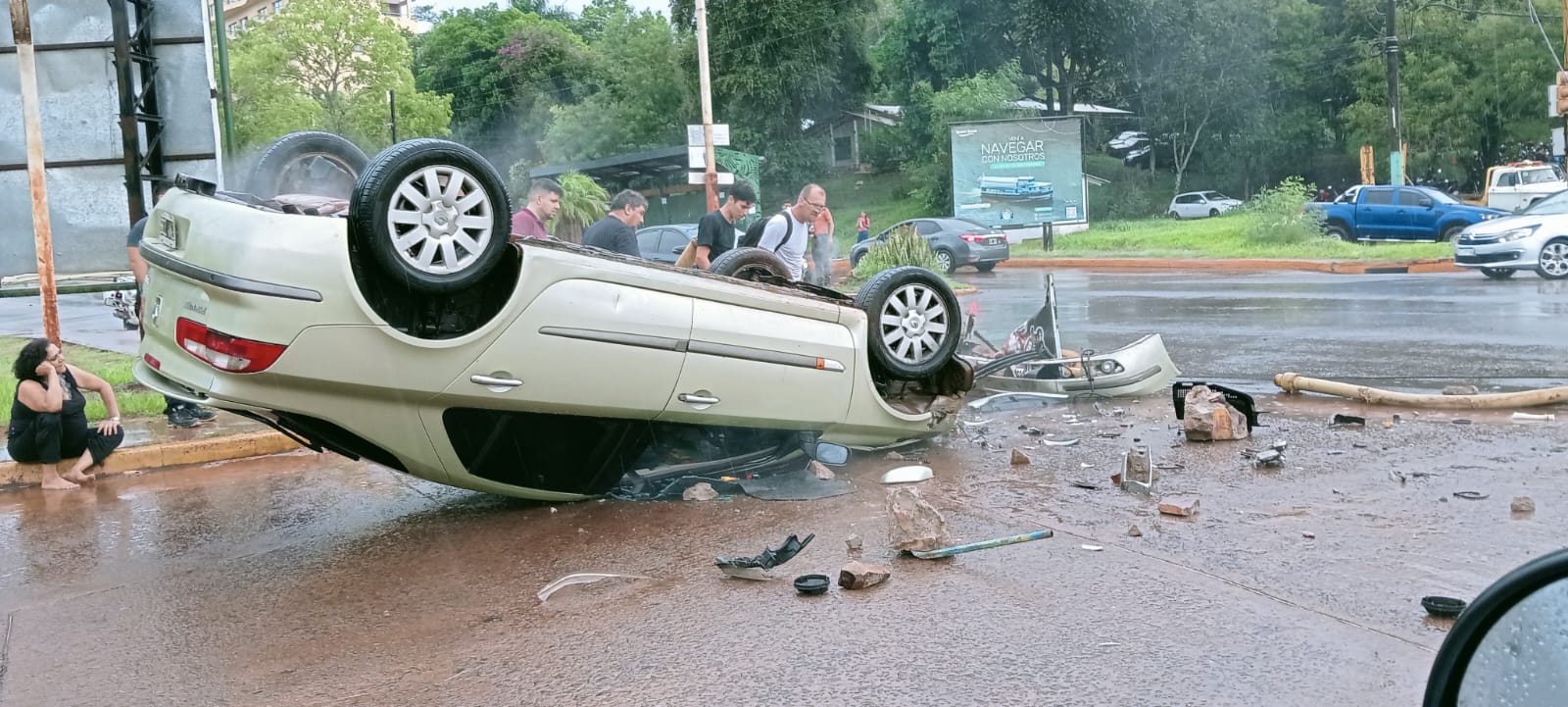 Despistó, chocó el semáforo y volcó en el ingreso a Puerto Iguazú