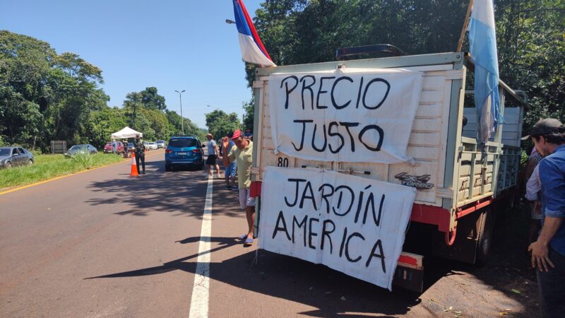 Yerbateros apostados en cruce de la 12 y la 101 informan a los conductores por que protestan