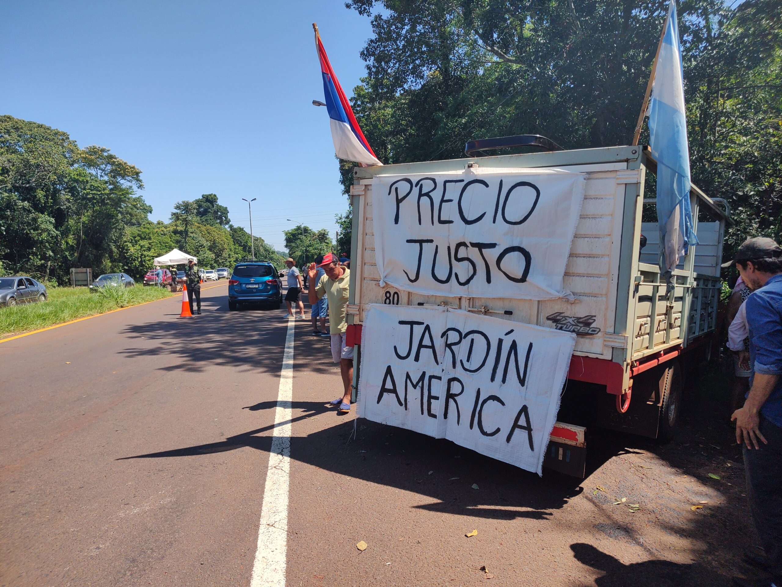 Yerbateros apostados en cruce de la 12 y la 101 informan a los conductores por que protestan