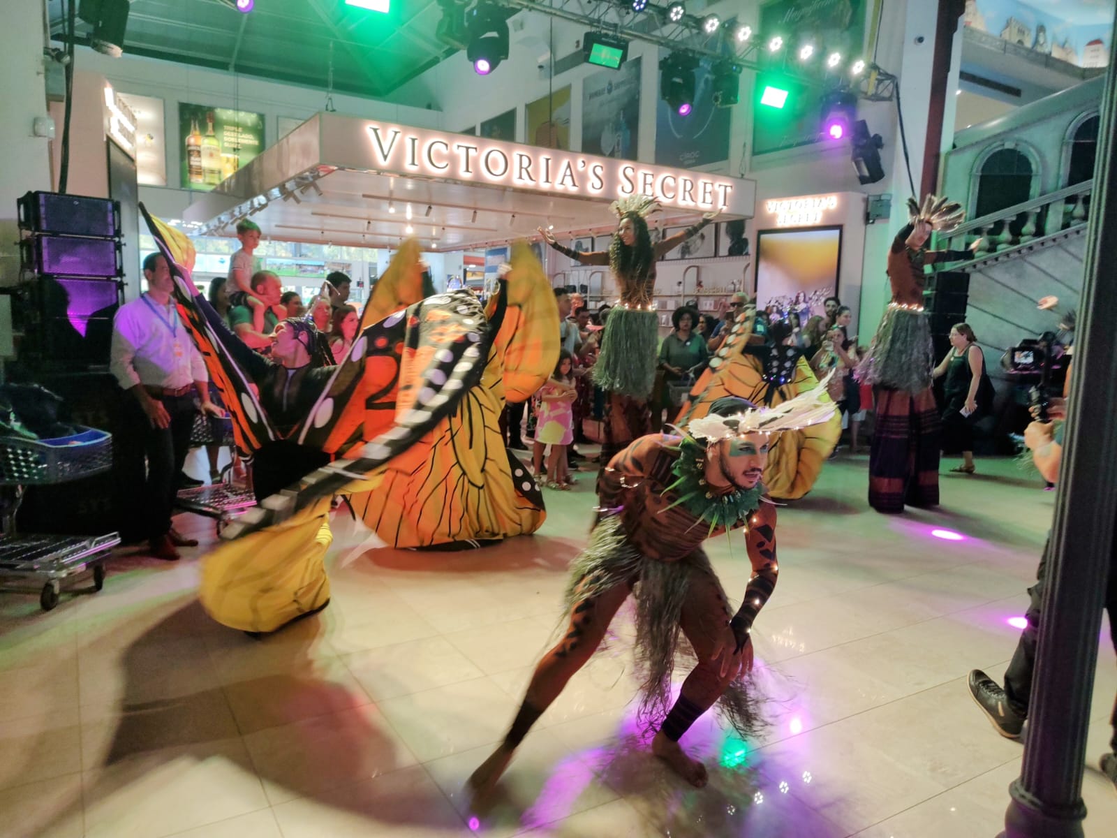 Duty Free Shop Puerto Iguazú presenta un show de carnaval autóctono