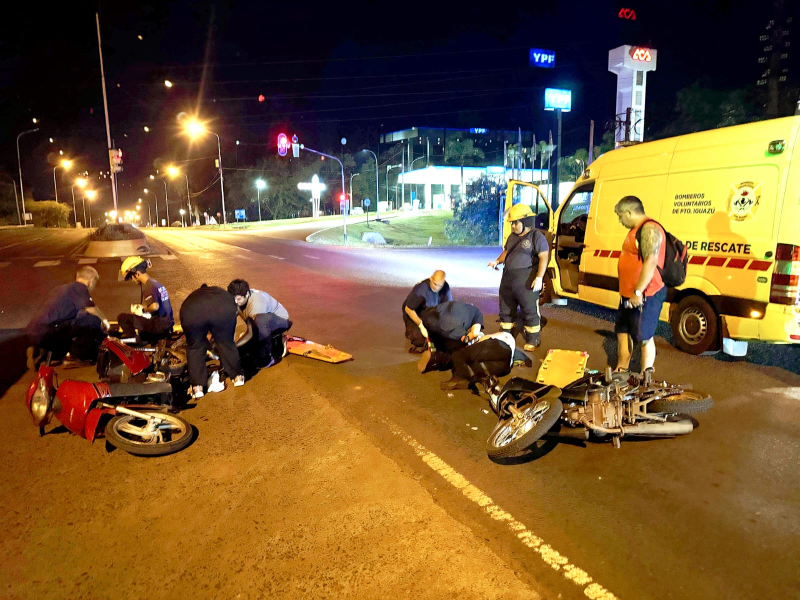 Iguazú: Tres personas heridas tras la colisión de dos motocicletas en la ruta 12
