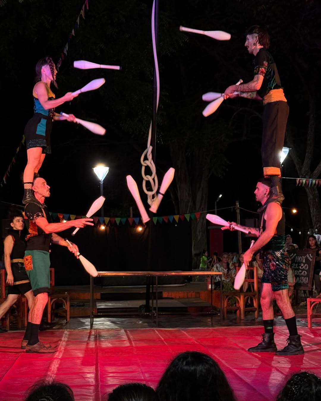 Magia, circo y música “Al caer en sol” en Cataratas