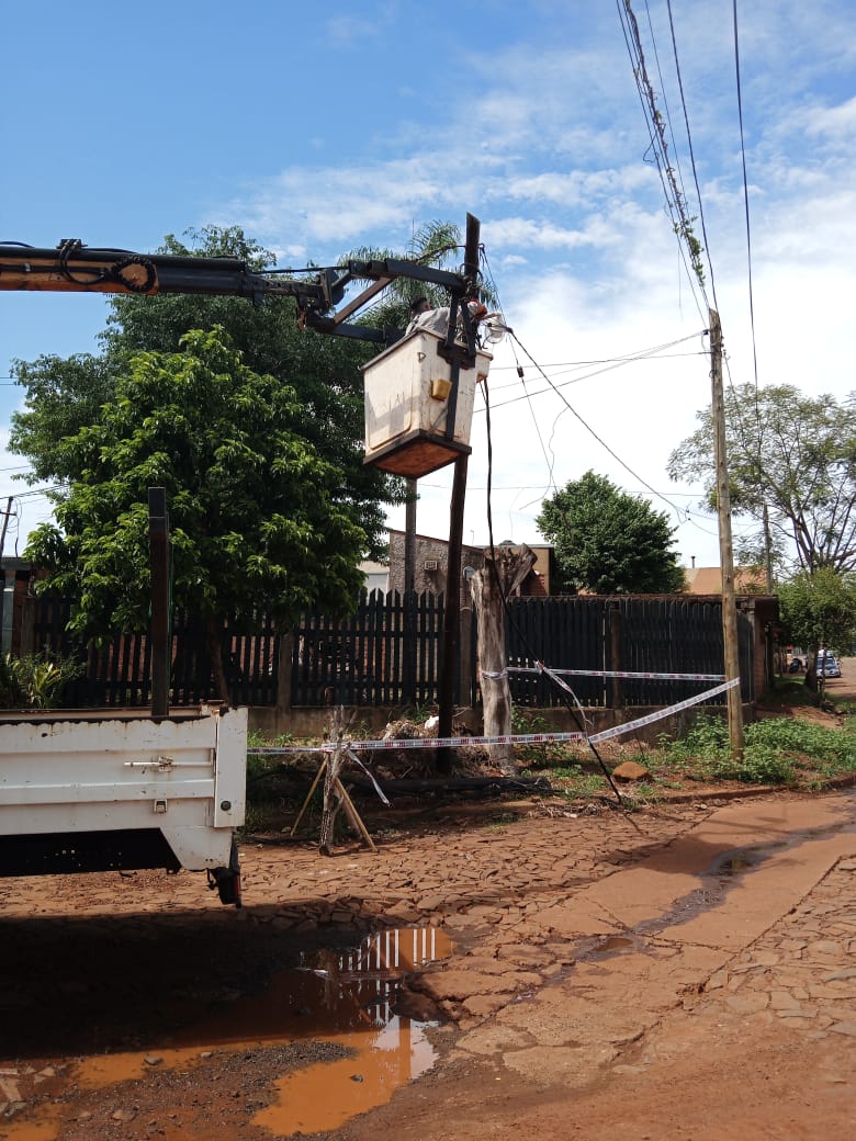 Mejoran y amplían infraestructura eléctrica en barrios de Iguazú