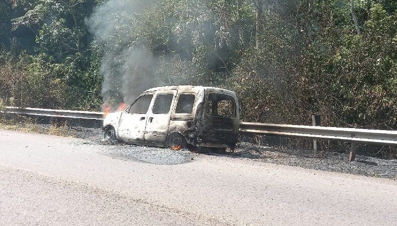 Pozo Azul: Se les incendio el vehículo en movimiento, lograron salir ilesos