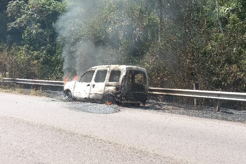 Pozo Azul: Se les incendio el vehículo en movimiento, lograron salir ilesos