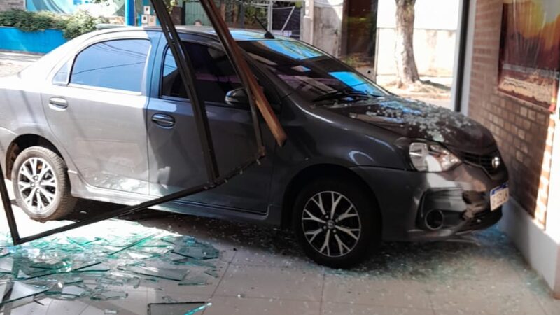 Iguazú: Vehículo impactó con la puerta vidriada de la iglesia Bautista