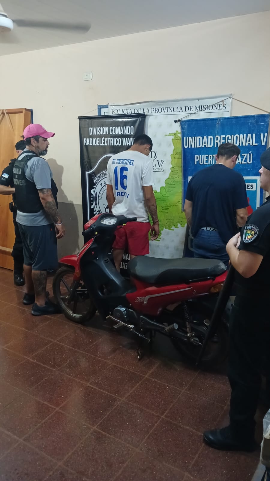 Robaron una moto en Wanda y los detuvieron en Puerto Esperanza
