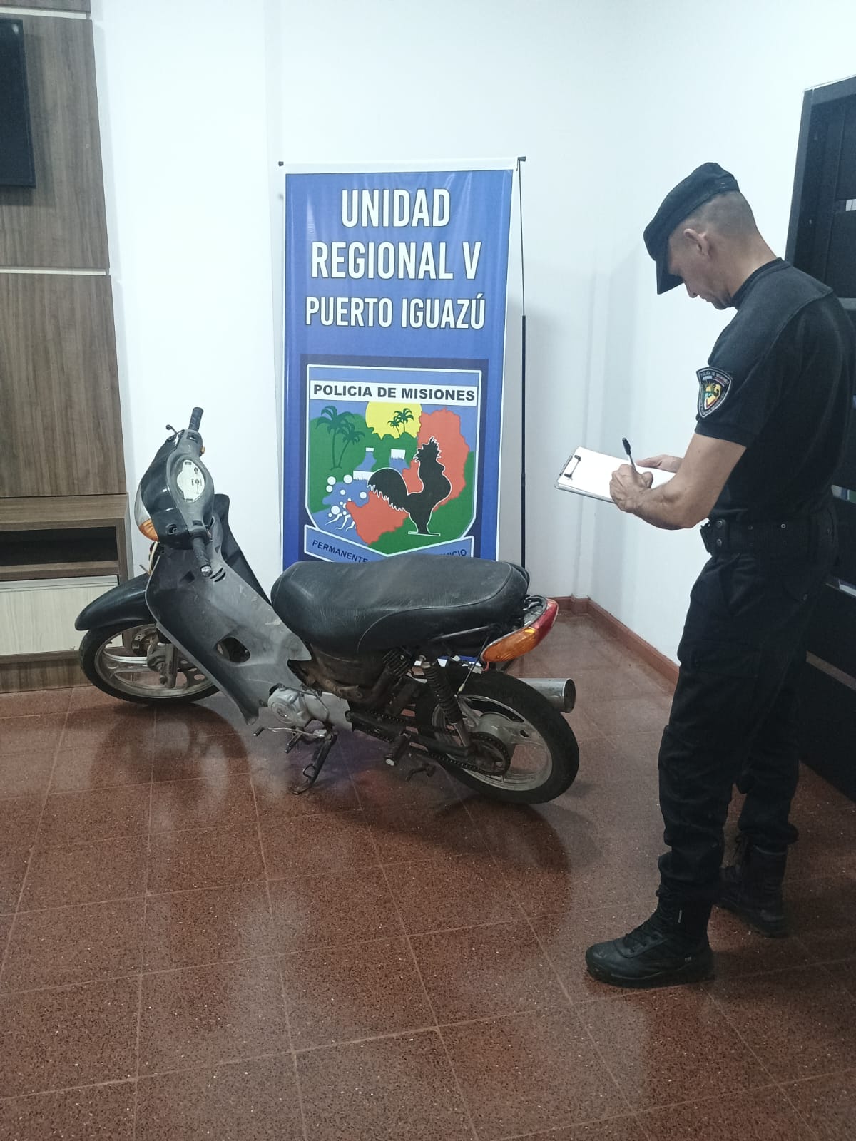 Conocido delincuente vio un patrullero y abandonó la motocicleta que había robado