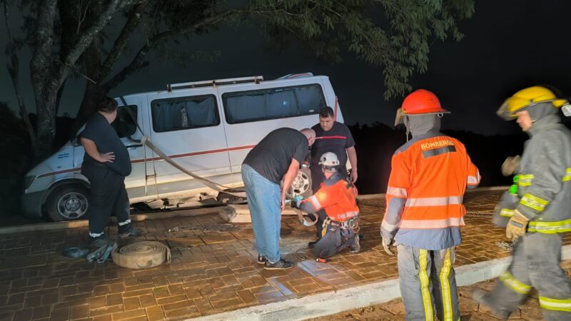 Turista perdió el control de su motorhome y casi termina en el rio Iguazú